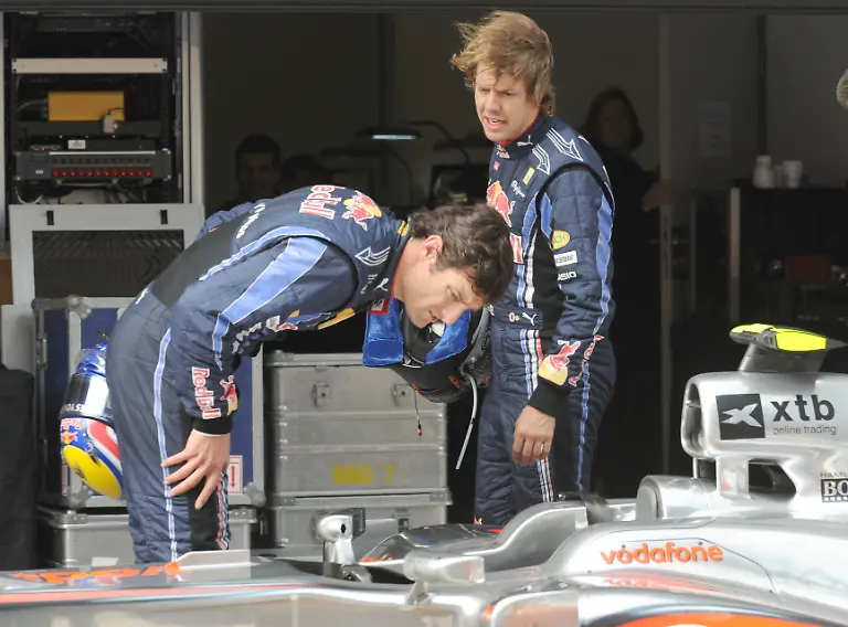 Der-deutsche-Formel-1-Rennfahrer-Sebastian-Vettel-r-und-derAustralier-Mark-Webber-von-Red-Bull-sehen-sich-am-Samstag-17-04-2010-nach-dem-Qualifikationsrennen-auf-der-Rennstrecke-Shanghai-International-Circuit-in-Shanghai-China-den-Wagen-des-britischen-Formel-1-Rennfahrers-Lewis-Hamilton-von-McLaren-Mercedes-genau-an-Vettel-startet-am-Sonntag-vor-seinem-Teamkollegen-Webber-und-Alonso-von-der-Polepostition-Am-18-04-2010-startet-mit-dem-Grossen-Preis-von-China-das-vierte-Rennen-der-Formel-1-Saison-2010