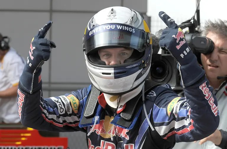 Der-deutsche-Formel-1-Rennfahrer-Sebastian-Vettel-von-Red-Bull-jubelt-am-Samstag-17-04-2010-nach-dem-Qualifikationsrennen-auf-der-Rennstrecke-Shanghai-International-Circuit-in-Shanghai-China-den-Zuschauern-zu-Vettel-startet-am-Sonntag-vor-seinem-Teamkollegen-Webber-und-Alonso-von-der-Polepostition-Am-18-04-2010-startet-mit-dem-Grossen-Preis-von-China-das-vierte-Rennen-der-Formel-1-Saison-2010