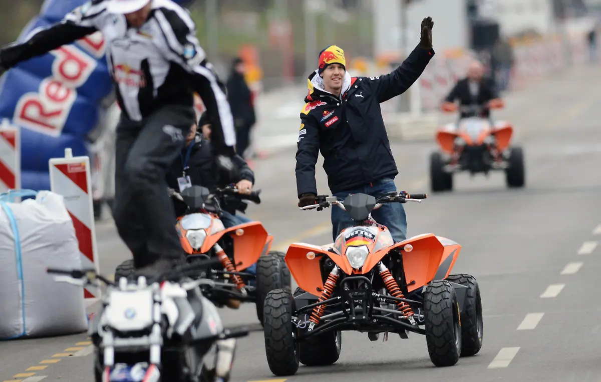 epa02469069-Formula-One-world-champion-Sebastian-Vettel-drives-a-quad-along-Strasse-des-17-Juni-near-Brandenburg-Gate-in-Berlin-Germany-27-November-2010-Vettel-visited-Berlin-to-celebrate-his-world-championship-title-with-his-fans