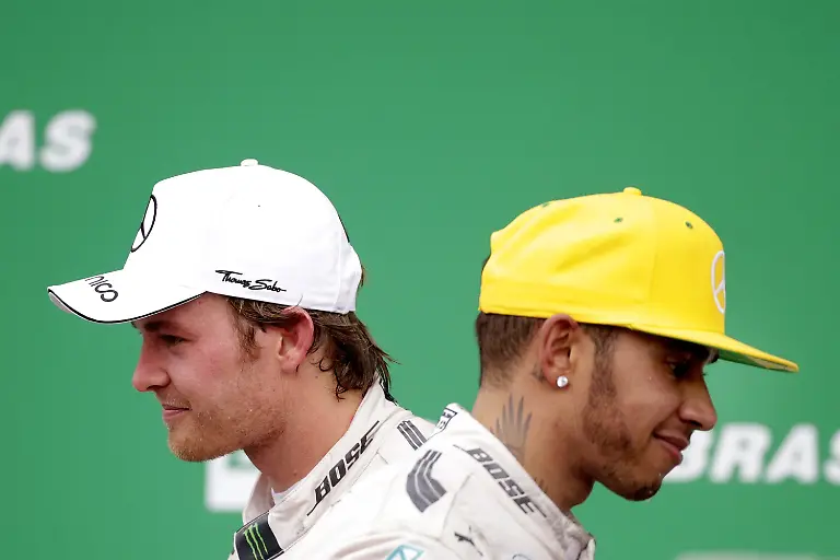 ARCHIVBILD-ZUM-SDA-TEXT-UEBER-DEN-SIEG-VON-NICO-ROSBERG-AN-DER-FORMEL-1-WELTMEISTERSCHAFT-2016-AM-DONNERSTAG-3-DEZEMBER-2020-epa05656487-FILE-A-file-picture-dated-15-November-2015-of-German-Formula-One-driver-Nico-Rosberg-L-of-Mercedes-and-his-second-placed-British-team-mate-Lewis-Hamilton-R-on-the-podium-after-winning-the-2015-Formula-Ona-Grand-Prix-of-Brazil-at-the-Interlagos-racetrack-in-Sao-Paulo-Brazil-Formula-One-2016-World-Champion-Nico-Rosberg-announced-on-02-December-2016-his-immediate-retirement-from-Formula-One-after-claiming-his-first-F1-world-championship-title-at-the-final-race-of-the-2016-season-the-Abu-Dhabi-Grand-Prix