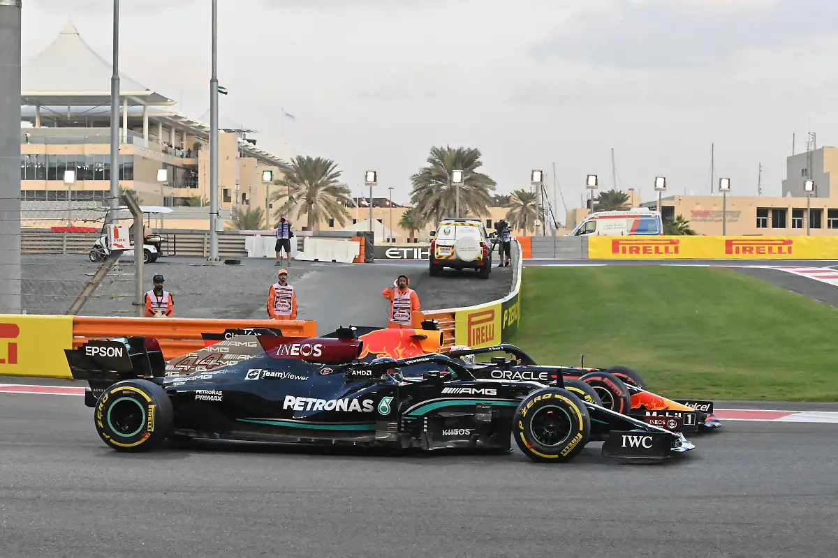 HAMILTON-Lewis-gbr-Mercedes-AMG-F1-GP-W12-E-Performance-VERSTAPPEN-Max-ned-Red-Bull-Racing-Honda-RB16B-action-during-the-Formula-1-Etihad-Airways-Abu-Dhabi-Grand-Prix-2021-22th-round-of-the-2021-FIA-Formula-One-World-Championship-from-December-10-to-12-2021-on-the-Yas-Marina-Circuit-in-Yas-Island-Abu-Dhabi-Photo-DPPI