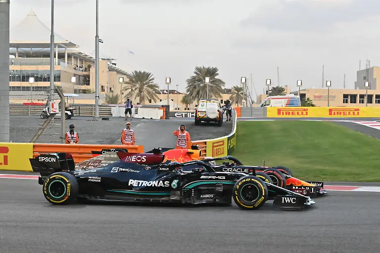 HAMILTON-Lewis-gbr-Mercedes-AMG-F1-GP-W12-E-Performance-VERSTAPPEN-Max-ned-Red-Bull-Racing-Honda-RB16B-action-during-the-Formula-1-Etihad-Airways-Abu-Dhabi-Grand-Prix-2021-22th-round-of-the-2021-FIA-Formula-One-World-Championship-from-December-10-to-12-2021-on-the-Yas-Marina-Circuit-in-Yas-Island-Abu-Dhabi-Photo-DPPI