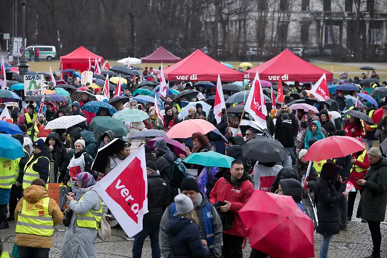 Beginn-der-Streikkundgebung-am-Koenigsplatz-Erster-Zug-ist-gerade-angekommen-auf-den-zweiten-Zug-wird-noch-gewartet-Bei-einem-Terroranschlag-ist-ein-Auto-an-der-Marsstrasse-Ecke-Seidlstrasse-in-die-Menschenmenge-eben-dieses-Demonstrationszuges-gerast