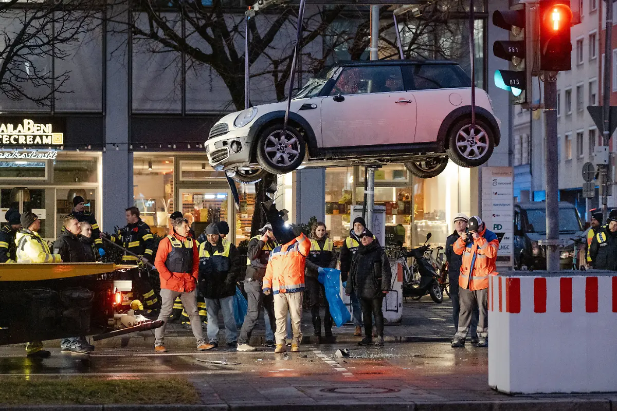 Aufraeumarbeien-am-Tatort-Das-Auto-wird-abtransportiert
