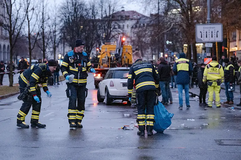 Aufraeumarbeien-am-Tatort-Das-Auto-wird-abtransportiert