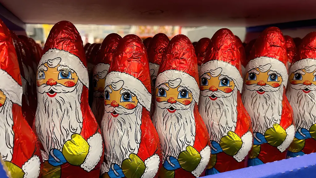 Auslage-in-Regal-von-Grosshandel-von-Schokoladenweihnachtsmaenner-Weihnachtsmaenner-Nikolaus-Nikolaeuse-Farbe-Rot-von-rotes-Staniolpapier-aus-Schokolade-in-Marke-Klett-angeordnet-wie-Armee-von-Weihnachtsmann-Deutschland-Europa