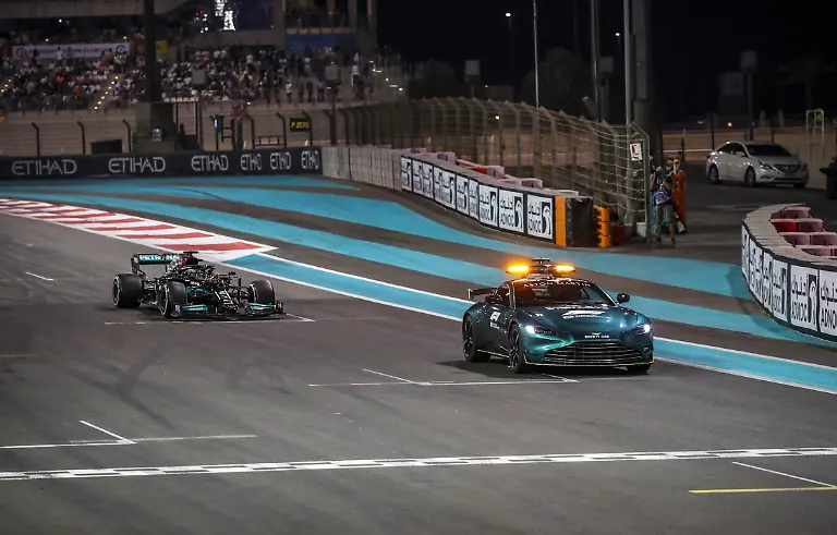 44-HAMILTON-Lewis-gbr-Mercedes-AMG-F1-GP-W12-E-Performance-action-safety-car-during-the-Formula-1-Etihad-Airways-Abu-Dhabi-Grand-Prix-2021-22th-round-of-the-2021-FIA-Formula-One-World-Championship-from-December-10-to-12-2021-on-the-Yas-Marina-Circuit-in-Yas-Island-Abu-Dhabi-Photo-Florent-Gooden-DPPI