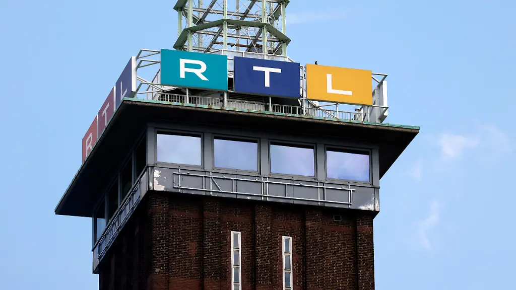 Der-Messeturm-Koeln-mit-RTL-Logo-in-Deutz-Themenbild-Symbolbild-Koeln-09-08
