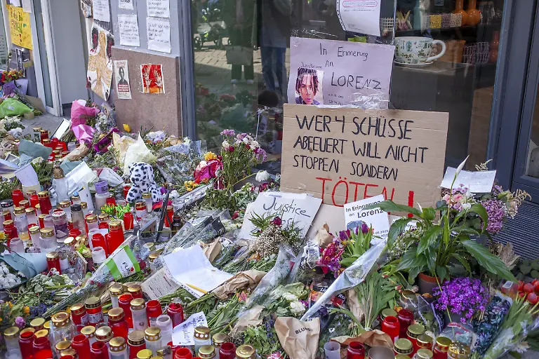 Viele-Kerzen-und-Blumen-zum-Gedenken-an-den-getoeteten-Lorenz-A