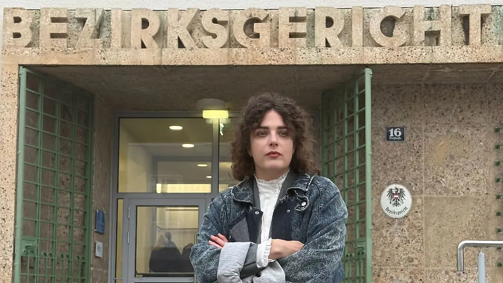 Schauspielerin-Anna-Werner-Friedmann-steht-vor-dem-Bezirksgericht-Neunkirchen-Die-Schauspielerin-muss-eine-Geldbusse-wegen-Koerperverletzung-zahlen