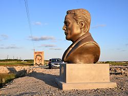 Wohnhäuser, Fitnesscenter, Pub: Elon Musk baut sich eine zweite Stadt