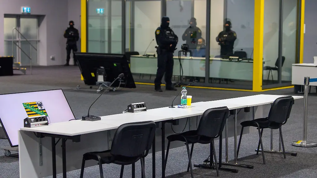 Von-diesem-Tisch-aus-berichten-die-Zeugen-im-Verhandlungssaal-ueber-das-Erlebte