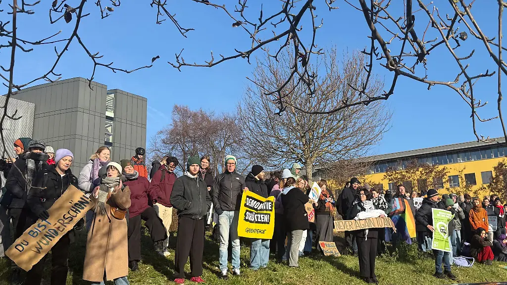 Rund-200-Menschen-demonstrierten-gegen-Friedrich-Merz-CDU