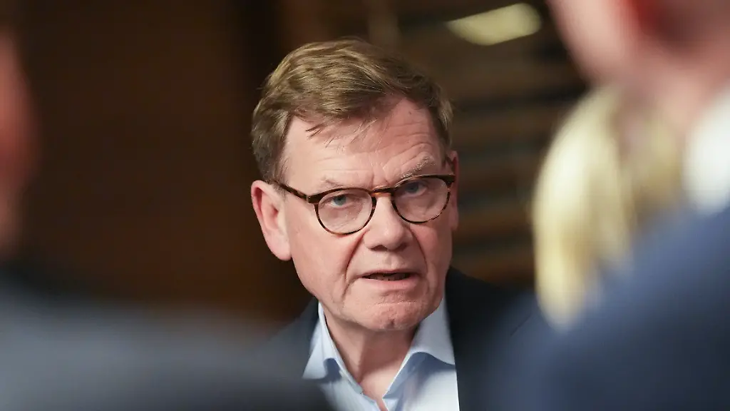 Aussenminister-Johann-Wadephul-CDU-gibt-am-Flughafen-Ben-Gurion-Airport-ein-Pressestatement-nach-dem-Treffen-mit-seinem-israelischen-Amtskollegen-Aussenminister-Wadephul-schliesst-in-Israel-seine-mehrtaegige-Nahostreise-ab