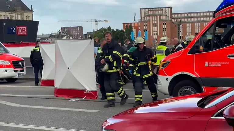 Einsatzkraefte-der-Feuerwehr-nahe-des-Tatorts-Bei-einem-Messerangriff-im-Hamburger-Hauptbahnhof-sind-mehrere-Menschen-schwer-verletzt-worden-Das-berichteten-Augenzeugen