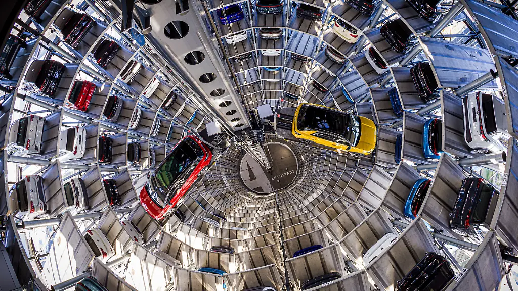 Ein-Volkswagen-ID-7-GTX-Tourer-l-und-ein-Volkswagen-T-Roc-r-werden-bei-einem-Fototermin-in-einem-der-beiden-Autotuerme-der-Volkswagen-Autostadt-aus-Boxen-gehoben