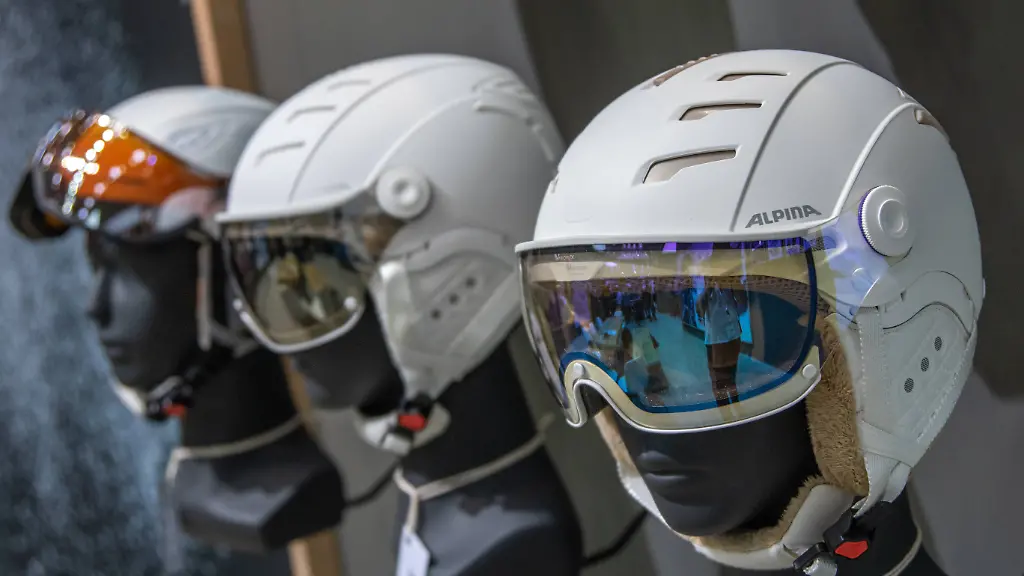 Skihelme-von-Alpina-ISPO-Sportmesse-in-Muenchen-Internationale-Fachmesse-fuer-Sportartikel-und-Sportmode-Ski-helmets-by-Alpina-ISPO-Sportmesse-in-Munich-International-Trade-Fair-for-Sporting-Goods-and-Fashion