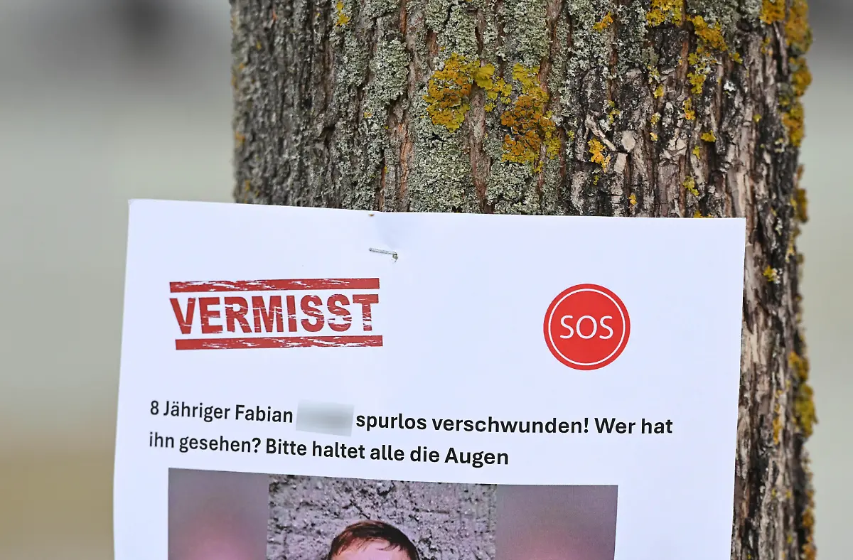 Am-Bahnhofplatz-mit-Busbahnhof-ZOB-haengt-ein-Zettel-mit-dem-Hinweis-auf-einen-vermissten-Achtjaehrigen-aus-Guestrow-Der-Junge-hatte-am-Freitag-das-Haus-seiner-Mutter-mit-Erlaubnis-verlassen-Danach-war-er-nicht-zurueckgekommen-Eine-Suche-am-Samstag-blieb-vergeblich