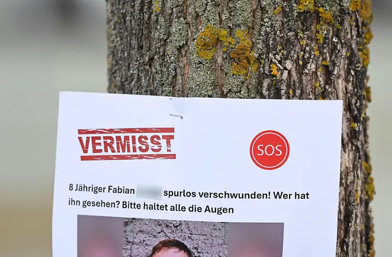 Am-Bahnhofplatz-mit-Busbahnhof-ZOB-haengt-ein-Zettel-mit-dem-Hinweis-auf-einen-vermissten-Achtjaehrigen-aus-Guestrow-Der-Junge-hatte-am-Freitag-das-Haus-seiner-Mutter-mit-Erlaubnis-verlassen-Danach-war-er-nicht-zurueckgekommen-Eine-Suche-am-Samstag-blieb-vergeblich