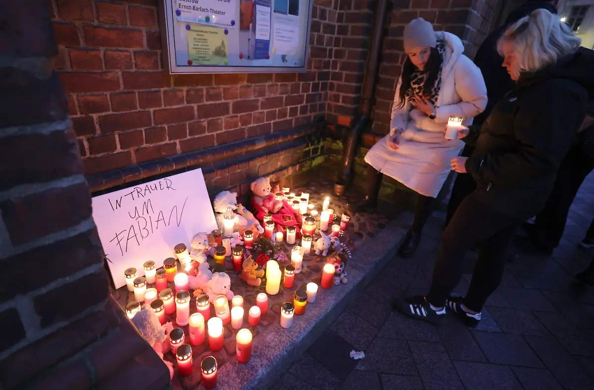 Vor-Beginn-eines-Trauergottesdienstes-stellen-Teilnehmer-Kerzen-und-Andenken-vor-die-Marienkirche-nachdem-eine-Kinderleiche-in-einem-Wald-nahe-Guestrow-gefunden-wurde-Laut-Polizei-handelt-es-sich-bei-der-am-Vormittag-gefundenen-Leiche-mit-hoher-Wahrscheinlichkeit-um-den-achtjaehrigen-Fabian-aus-Guestrow-der-am-Freitag-vermisst-gemeldet-worden-ist