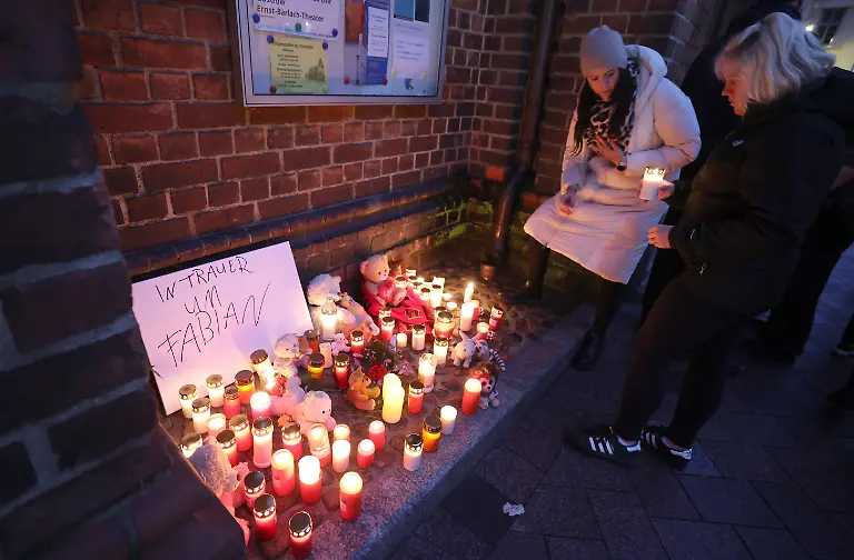 Vor-Beginn-eines-Trauergottesdienstes-stellen-Teilnehmer-Kerzen-und-Andenken-vor-die-Marienkirche-nachdem-eine-Kinderleiche-in-einem-Wald-nahe-Guestrow-gefunden-wurde-Laut-Polizei-handelt-es-sich-bei-der-am-Vormittag-gefundenen-Leiche-mit-hoher-Wahrscheinlichkeit-um-den-achtjaehrigen-Fabian-aus-Guestrow-der-am-Freitag-vermisst-gemeldet-worden-ist