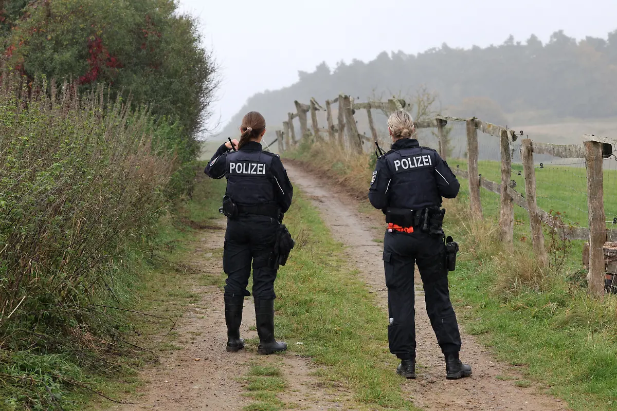 Polizisten-sperren-einen-Weg-zum-Fundort-einer-Kinderleiche-Bei-der-Suche-nach-dem-vermissten-achtjaehrigen-Fabian-aus-Guestrow-haben-Einsatzkraefte-die-Kinderleiche-in-einem-Wald-bei-Klein-Upahl-gefunden-Laut-Polizei-handelt-es-sich-mit-hoher-Wahrscheinlichkeit-um-den-Jungen-der-seit-Freitag-vermisst-wurde-Die-Polizei-geht-von-einer-Gewalttat-aus