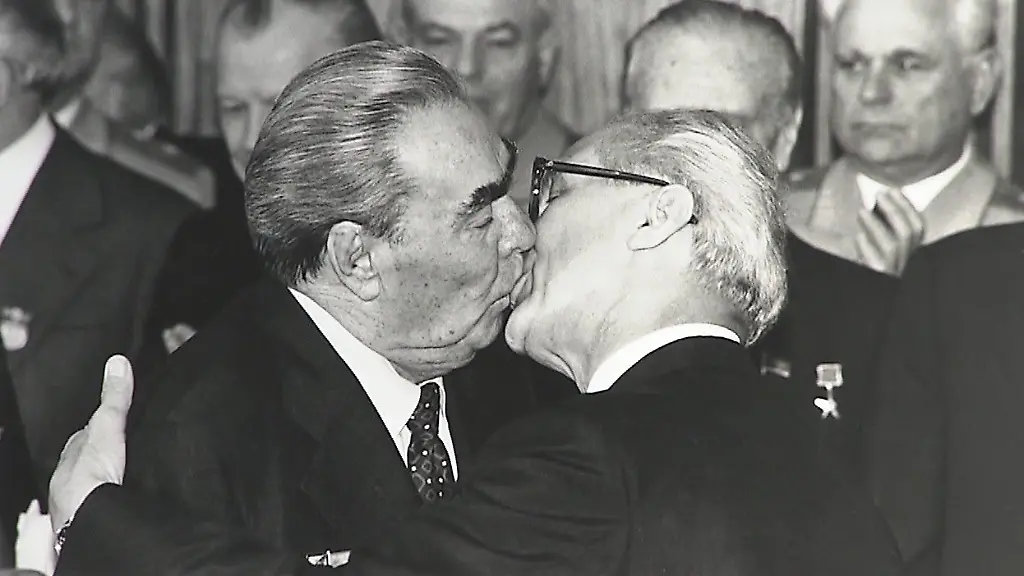 Der-Bruderkuss-von-1979-Bossus-Aufnahme-von-Breschnew-und-Honecker-bei-den-Feierlichkeiten-zum-30-Jahrestag-der-DDR-wurde-weltweit-zum-Symbolbild