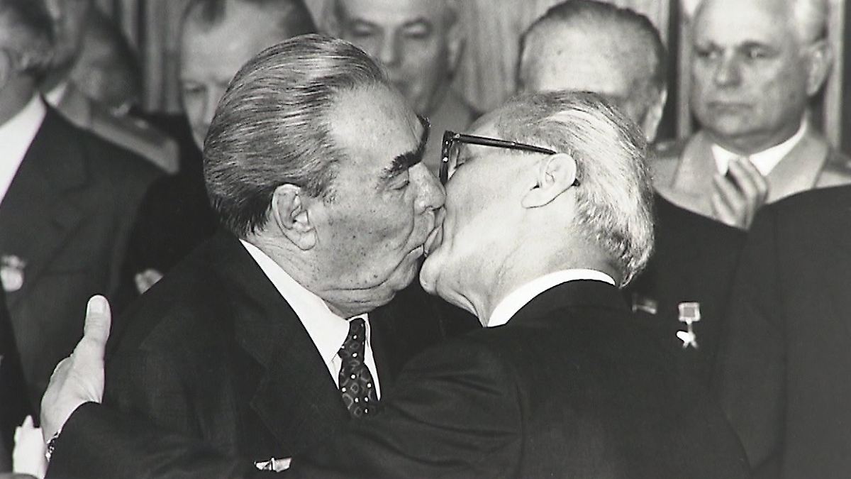 Sein-Foto-wurde-ikonisch-Der-Mann-hinter-dem-Bruderkuss-R-gis-Bossu-ist-gestorben