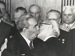 Sein Foto wurde ikonisch: Der Mann hinter dem "Bruderkuss" - Régis Bossu ist gestorben