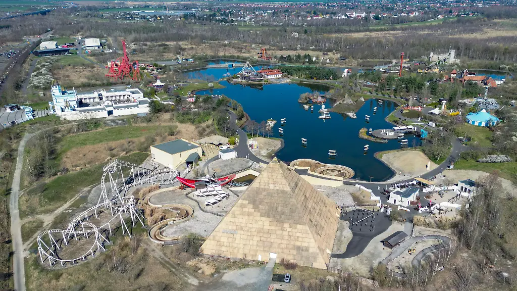 ARCHIV-04-04-2025-Sachsen-Leipzig-Blick-auf-die-Pyramide-mit-der-Wasserbahn-Fluch-des-Pharao-und-die-Achterbahn-Cobra-des-Amun-Ra-im-Freizeitpark-Belantis-Luftaufnahme-mit-einer-Drohne-Der-erste-Asterix-Park-ausserhalb-Frankreichs-entsteht-bei-Leipzig-Der-dortige-Freizeitpark-Belantis-solle-schrittweise-in-einen-Asterix-Park-verwandelt-werden