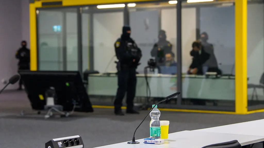 Die-Zeugen-sitzen-bei-ihren-Aussagen-nur-wenige-Meter-von-dem-Angeklagten-entfernt-Der-befindet-sich-in-einer-Glaskabine