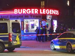 Täter auf der Flucht: Mann nach Schüssen in Burgerladen in Hamburg in Lebensgefahr