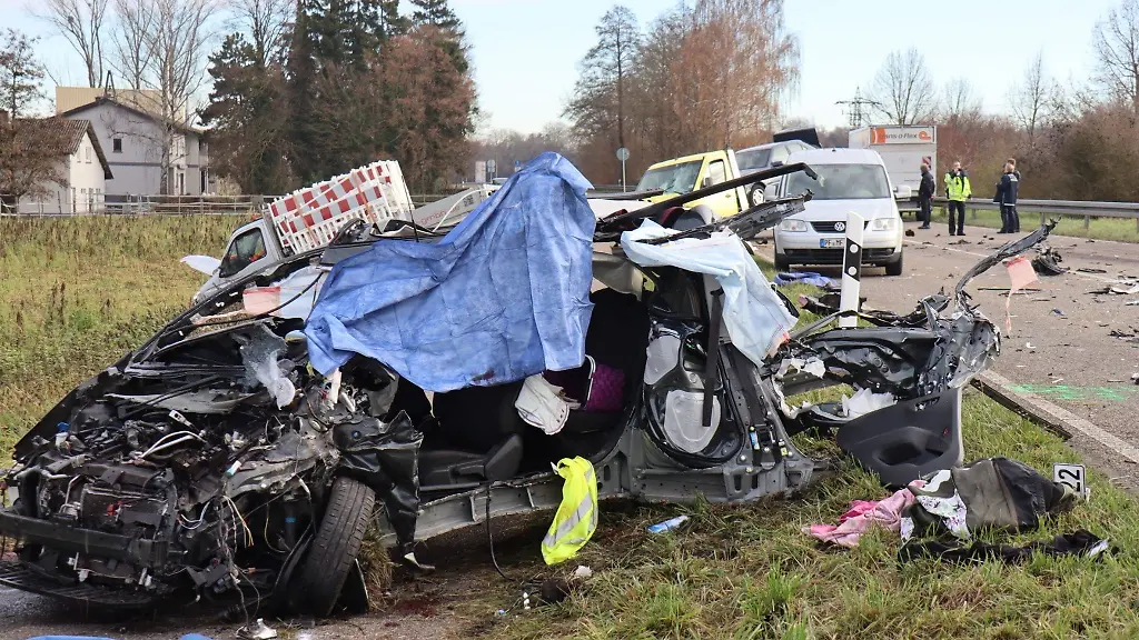 Eine-Frau-ist-mit-ihrem-Wagen-bei-Ubstadt-Weiher-in-den-Gegenverkehr-geraten-und-gestorben