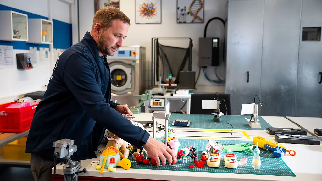 Spielzeug-enthalte-tendenziell-immer-mehr-Elektronik-und-werde-smarter-sagte-Sebastian-Roesch-Abteilungsleiter-fuer-die-Spielzeugtestung-beim-TUeV-Rheinland-in-Nuernberg