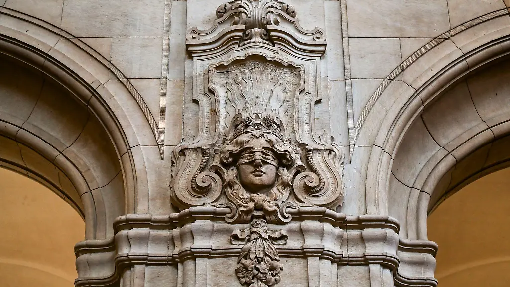 Nach-einem-Angriff-mit-einem-Beil-auf-ihren-schlafenden-Ehemann-steht-eine-72-Jaehrige-wegen-versuchten-Mordes-vor-Gericht