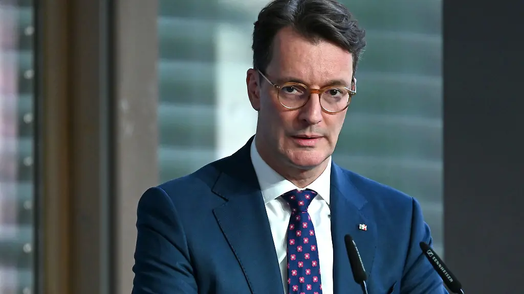 Hendrik-Wuest-hat-ueber-das-angepasste-Bewerbungskonzept-informiert