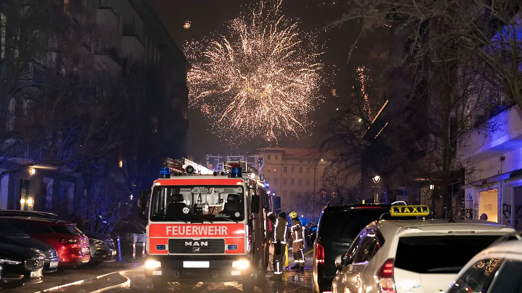 Die-Feuerwehr-reagiert-auf-einen-Notruf-in-der-Silvesternacht-als-ein-Balkon-in-Brand-geraet-nachdem-ein-Feuerwerkskoerper-dort-gelandet-ist