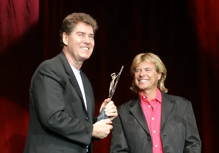 Der-Komponist-und-Musikproduzent-Jack-WHITE-links-wurde-auf-der-ADS-Schlager-Gala-fuer-sein-Lebenswerk-ausgezeichnet-Der-Saenger-Hansi-HINTERSEER-rechts-ueberreichte-den-ADS-Medienpreis-unter-stehenden-Ovationen-im-Dorf-Muensterland-17-05-2004