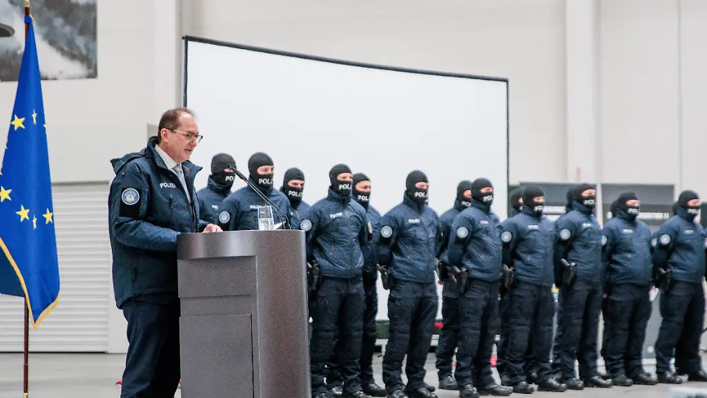 Alexander-Dobrindt-CSU-l-Bundesinnenminister-spricht-bei-der-Vorstellung-neuer-Abwehrtechniken-zur-Drohnenabwehr-bei-der-Bundespolizei-Fliegerstaffel-Blumberg