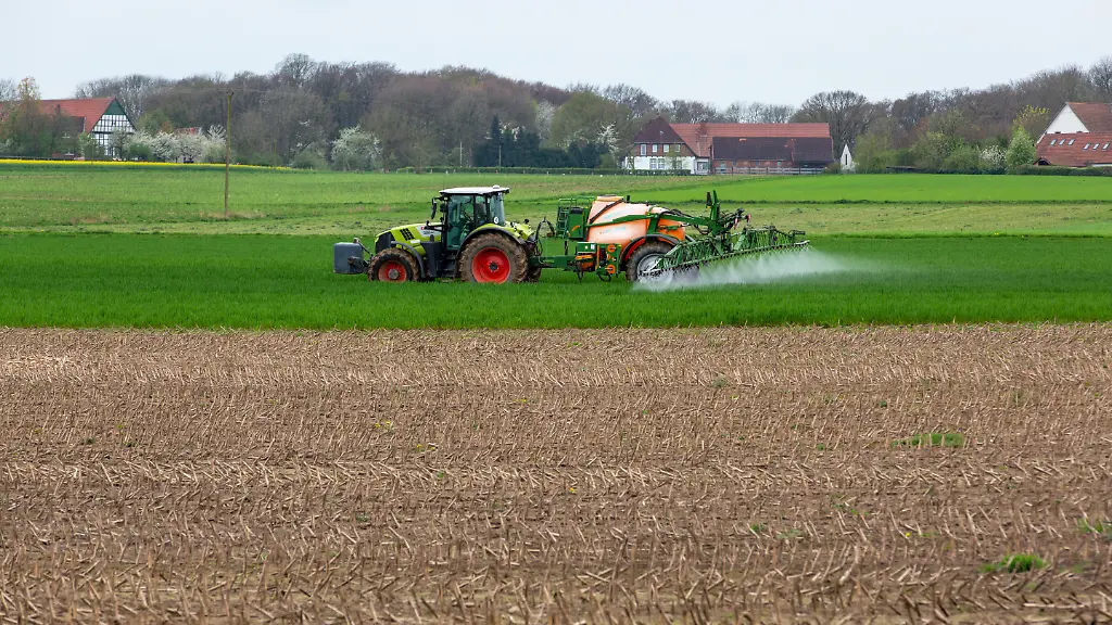 Landwirt-versprueht-krebserregendes-Glyphosat-Unkrautvernichtungsmittel-auf-sein-Feld