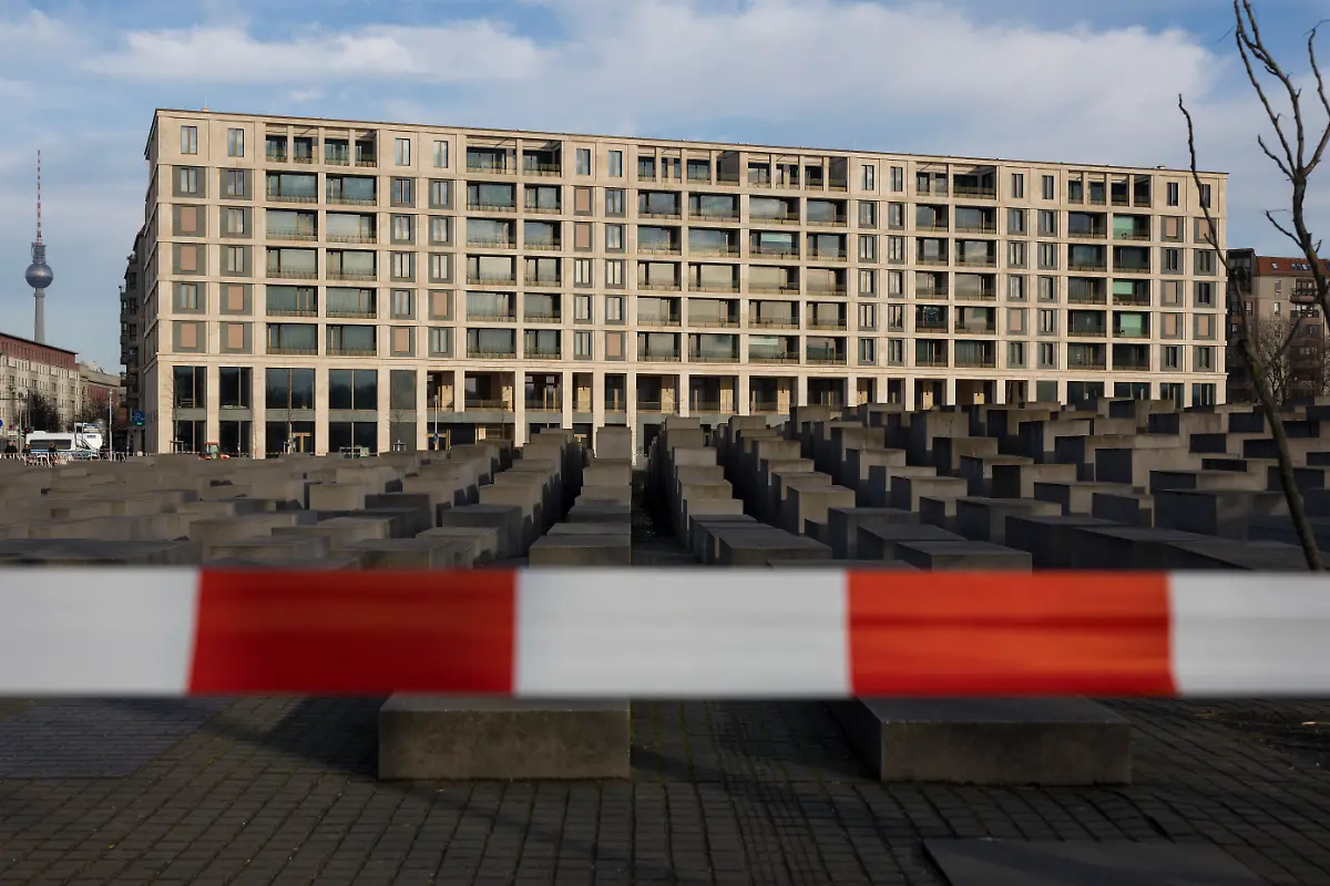 Das-Denkmal-fuer-die-ermordeten-Juden-Europas-ist-von-der-Polizei-mit-Flatterband-abgesperrt-Einen-Tag-zuvor-am-Freitag-den-21-Februar-2025-wurde-zwischen-den-Steinstehlen-ein-spanischer-Tourist-mit-einem-Messer-lebensgefaehrlich-verletzt-Berlin-22-02