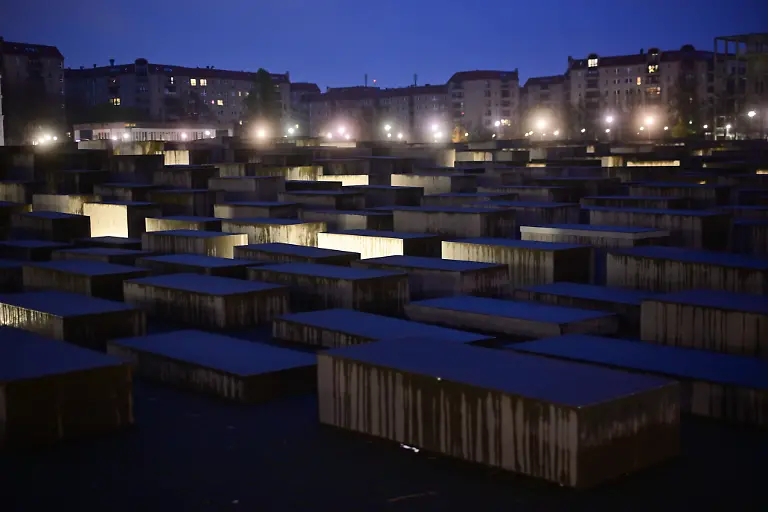 Das-Holocaust-Mahnmal-am-Morgen-Am-Kriminalgericht-Moabit-beginnt-am-Donnerstag-der-Prozess-gegen-einen-syrischen-Fluechtling-der-am-21-Februar-im-Stelenfeld-des-Holocaust-Mahnmals-von-hinten-mit-einem-Messer-auf-einen-Besucher-eingestochen-haben-soll-Nach-Einschaetzung-der-Bundesanwaltschaft-war-die-Tat-radikal-islamistisch-und-antisemitisch-motiviert