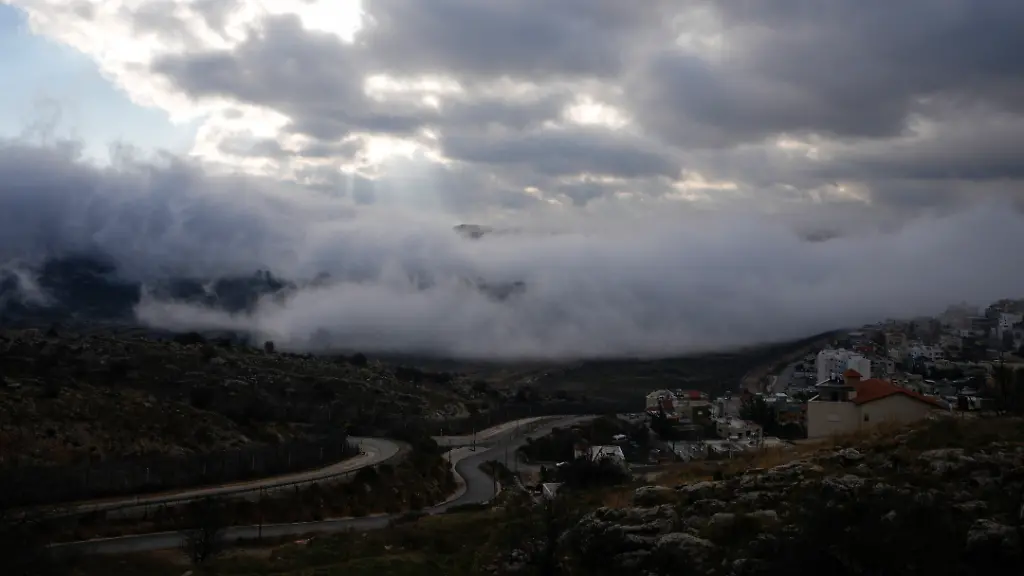 Nebel-liegt-auf-dem-Gebiet-in-der-Pufferzone-in-der-Naehe-der-sogenannten-Alpha-Linie-welche-die-von-Israel-kontrollierten-Golanhoehen-von-Syrien-trennt