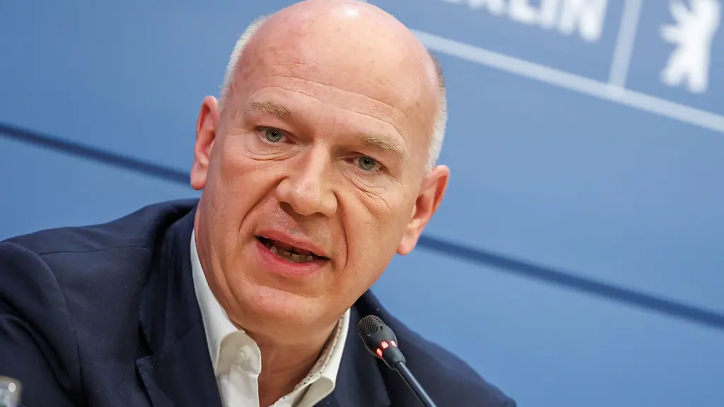 Berlins-Regierender-Buergermeister-Kai-Wegner-empfaengt-Bundeskanzler-Friedrich-Merz-beide-CDU-im-Roten-Rathaus