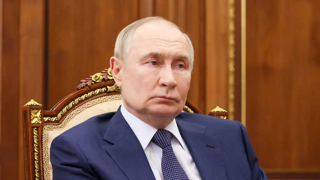 December-1-2025-Moscow-Russia-Russia-s-President-VLADIMIR-PUTIN-during-a-meeting-with-the-head-of-Russia-s-Federal-Penitentiary-Service-Gostev-in-the-Kremlin