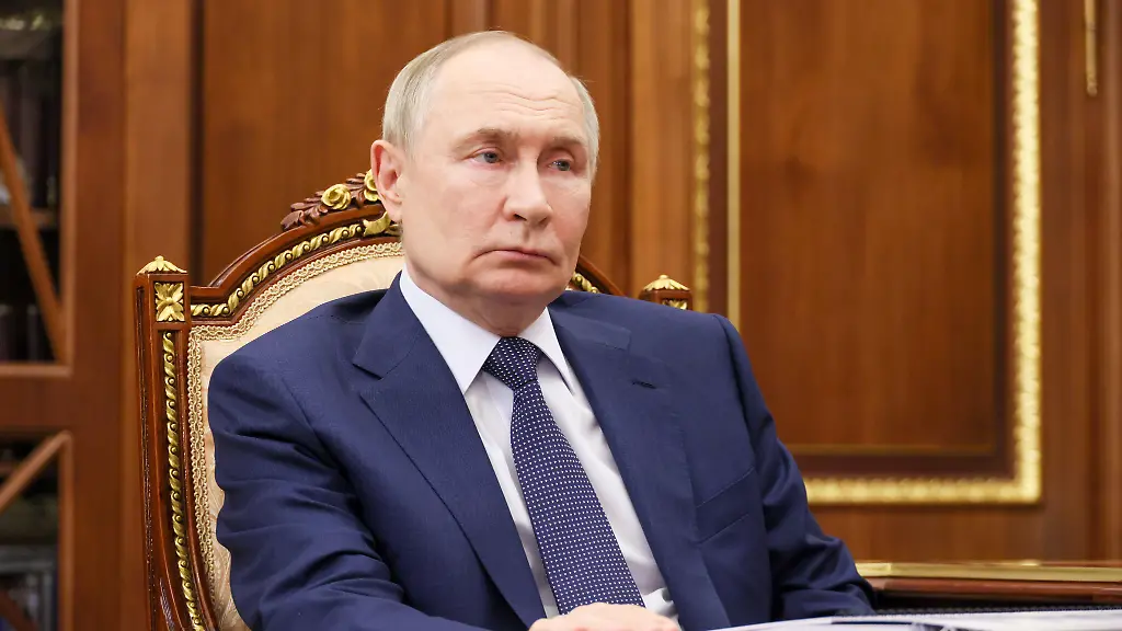 December-1-2025-Moscow-Russia-Russia-s-President-VLADIMIR-PUTIN-during-a-meeting-with-the-head-of-Russia-s-Federal-Penitentiary-Service-Gostev-in-the-Kremlin