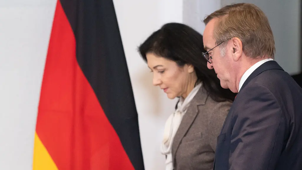 Katherina-Reiche-CDU-Bundesministerin-fuer-Wirtschaft-und-Energie-und-Boris-Pistorius-SPD-Bundesminister-der-Verteidigung-kommen-zu-einer-Pressekonferenz-im-Rahmen-eines-Treffens-von-Vertretern-der-Sicherheits-und-Verteidigungsindustrie-sowie-der-Automobil-und-Zuliefererindustrie-mit-der-Bundesregierung