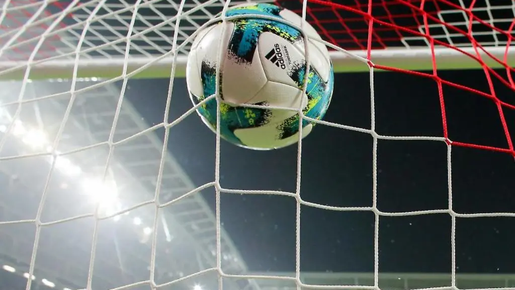 Ein-Fussball-fliegt-ins-Netz