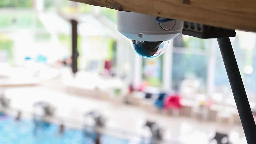 Auch-in-Schwimmbaedern-wird-videoueberwacht