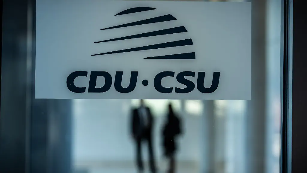Blick-in-die-Fraktionsraeume-der-CDU-CSU-Fraktion-vor-Beginn-der-Fraktionssitzung-der-Union-im-Bundestag